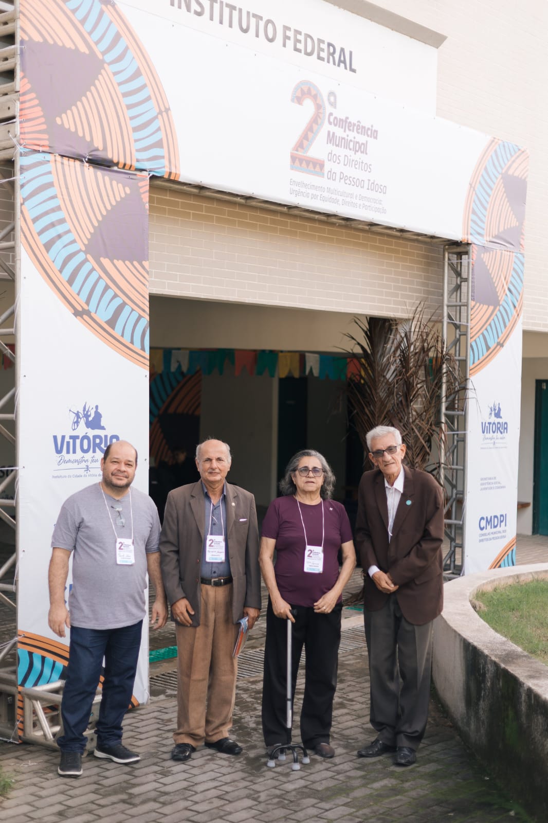 Representantes do Instituto Fortalecer na entrada da 2ª Conferência Municipal dos Direitos da Pessoa Idosa